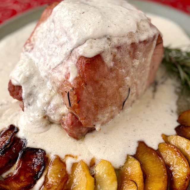 Lombo Suíno ao Molho Cremoso de Mozzarella de Búfala com Maçãs Caramelizadas